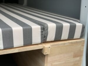 Van pour sportif par Karr Koncept : détail des coussins rayés posés sur la structure en hévéa massif