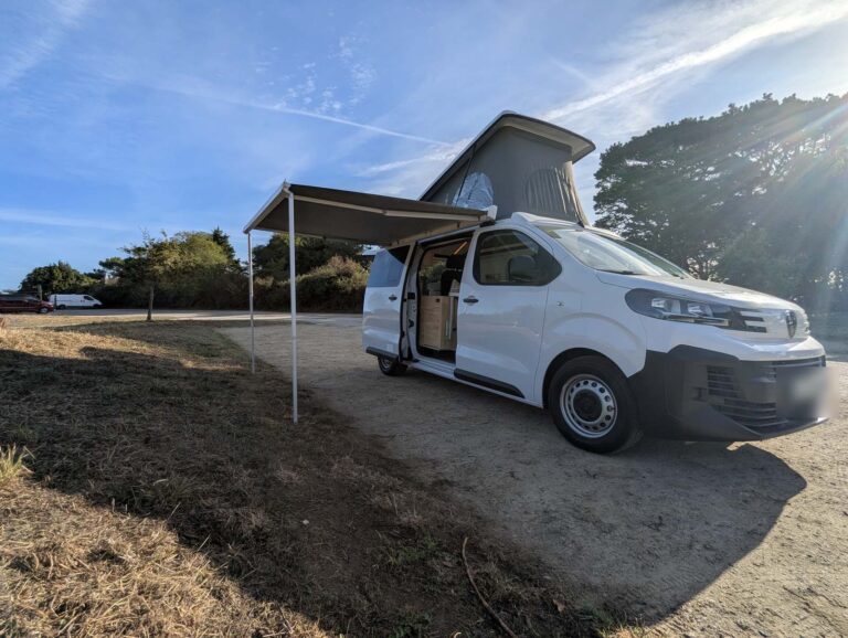 Van salon de massage par Karr Koncept : le Peugeot Expert aménagé en salon de réflexologie, toit relevable et store déployés